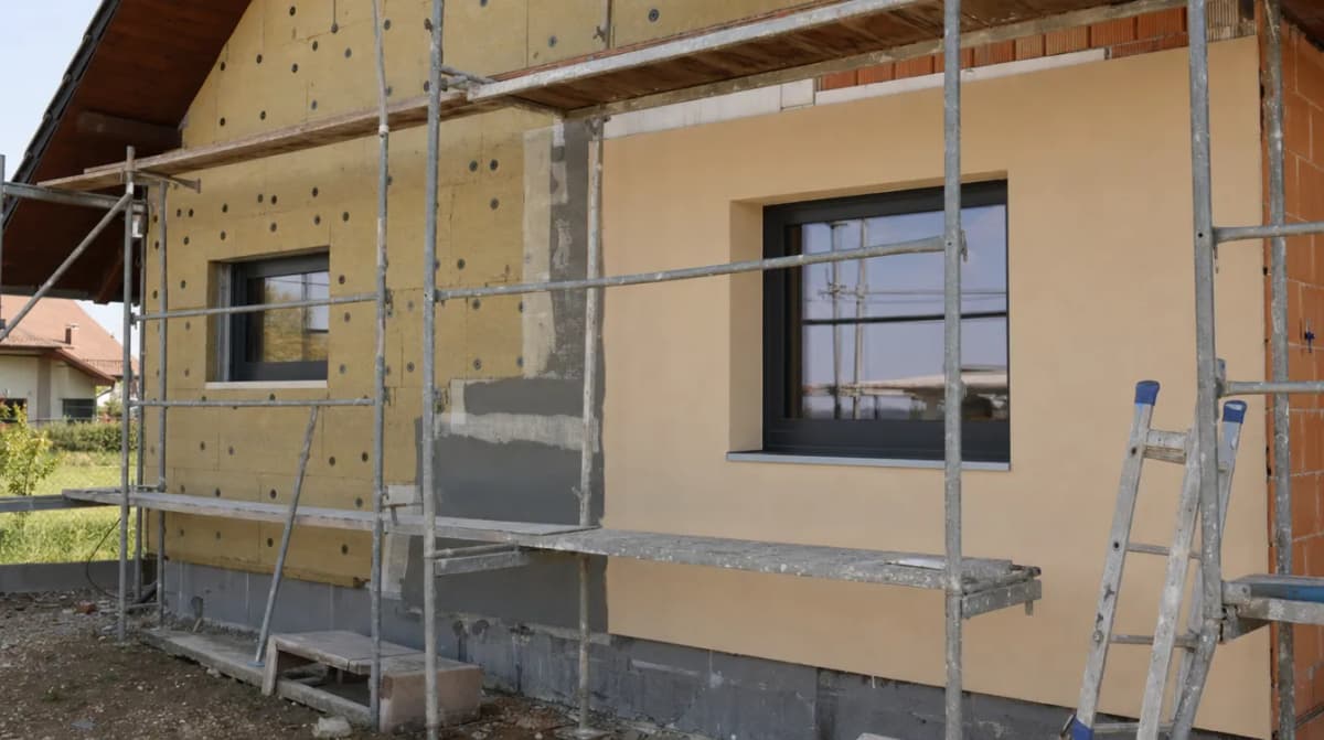 Fasáda cena za m²: kolik stojí materiál a práce