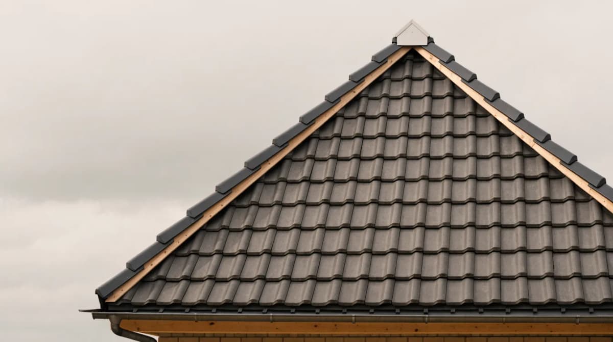 Sklon střechy a krytina: jaký sklon pro kterou tašku